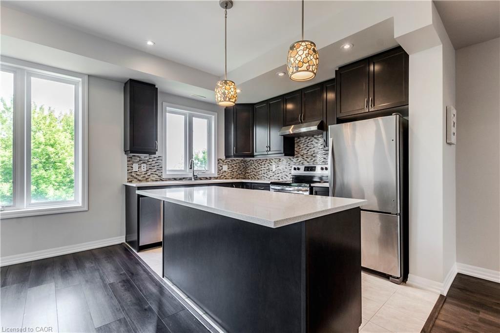 17-290 Barton Street W, Hamilton, ON - Indoor Photo Showing Kitchen With Upgraded Kitchen