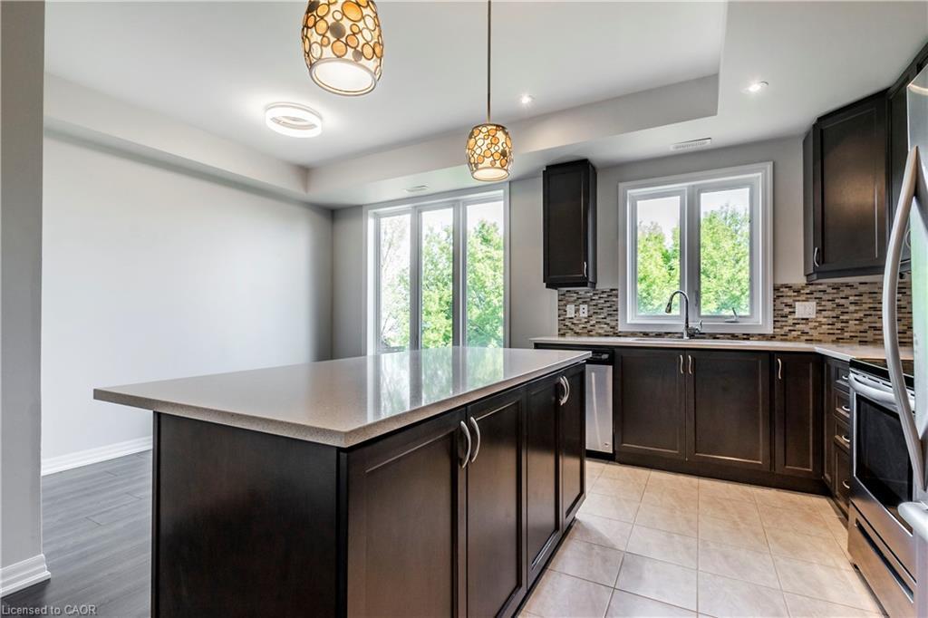 17-290 Barton Street W, Hamilton, ON - Indoor Photo Showing Kitchen With Upgraded Kitchen