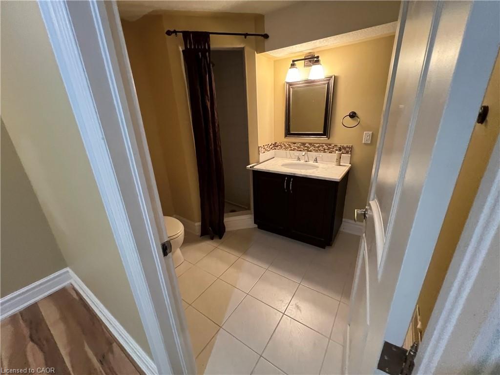 Lower-213 Paige Place, Kitchener, ON - Indoor Photo Showing Bathroom