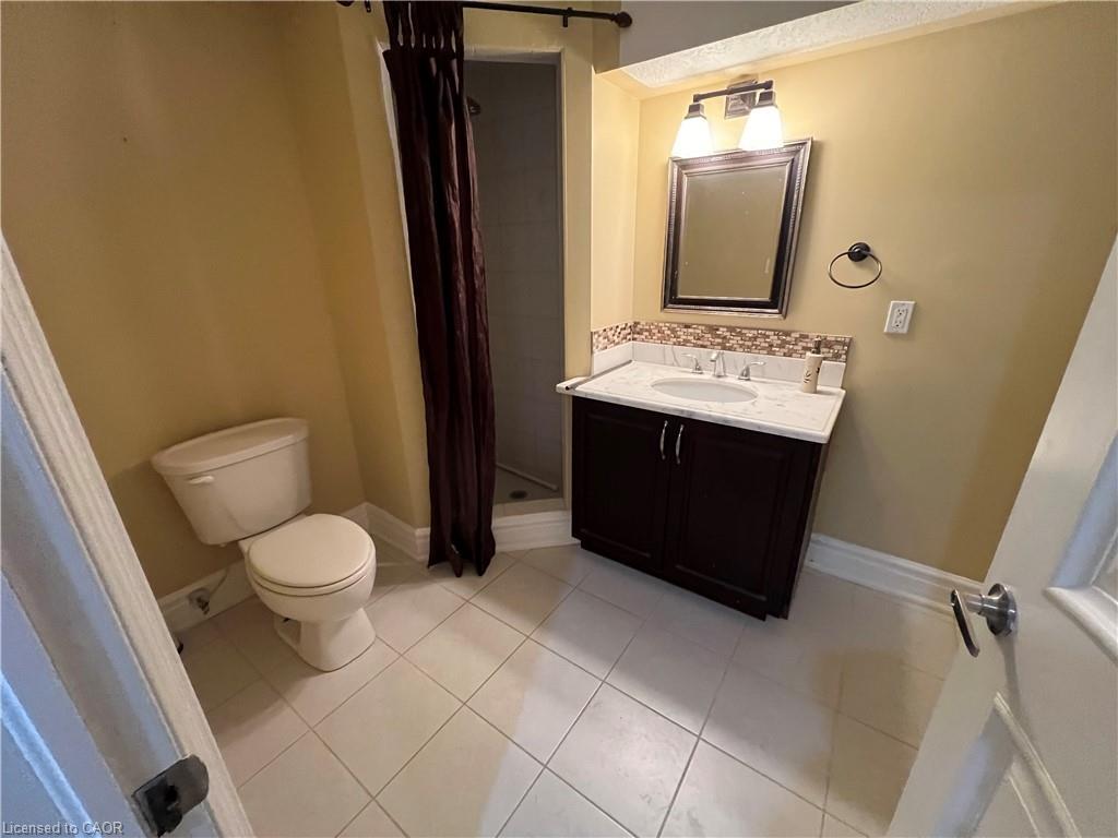 Lower-213 Paige Place, Kitchener, ON - Indoor Photo Showing Bathroom