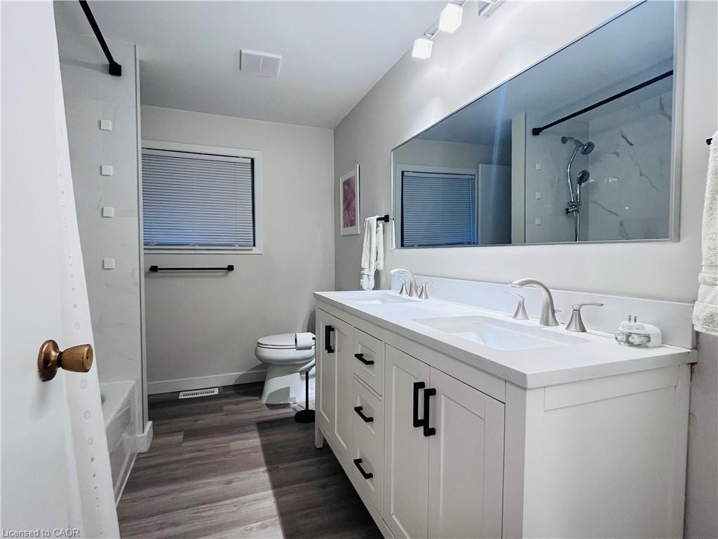 243 Appleby Line, Burlington, ON - Indoor Photo Showing Bathroom