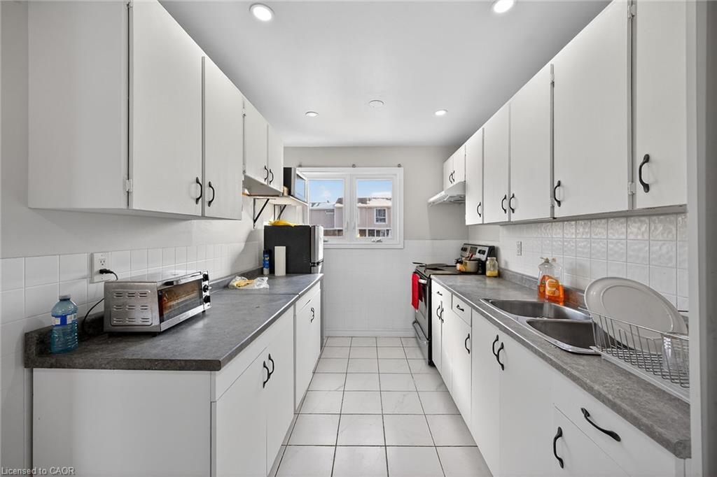 19 Hindquarter Crescent, Brampton, ON - Indoor Photo Showing Kitchen With Double Sink