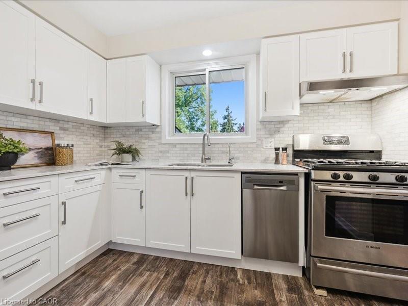 407 Grangewood Drive, Waterloo, ON - Indoor Photo Showing Kitchen With Upgraded Kitchen