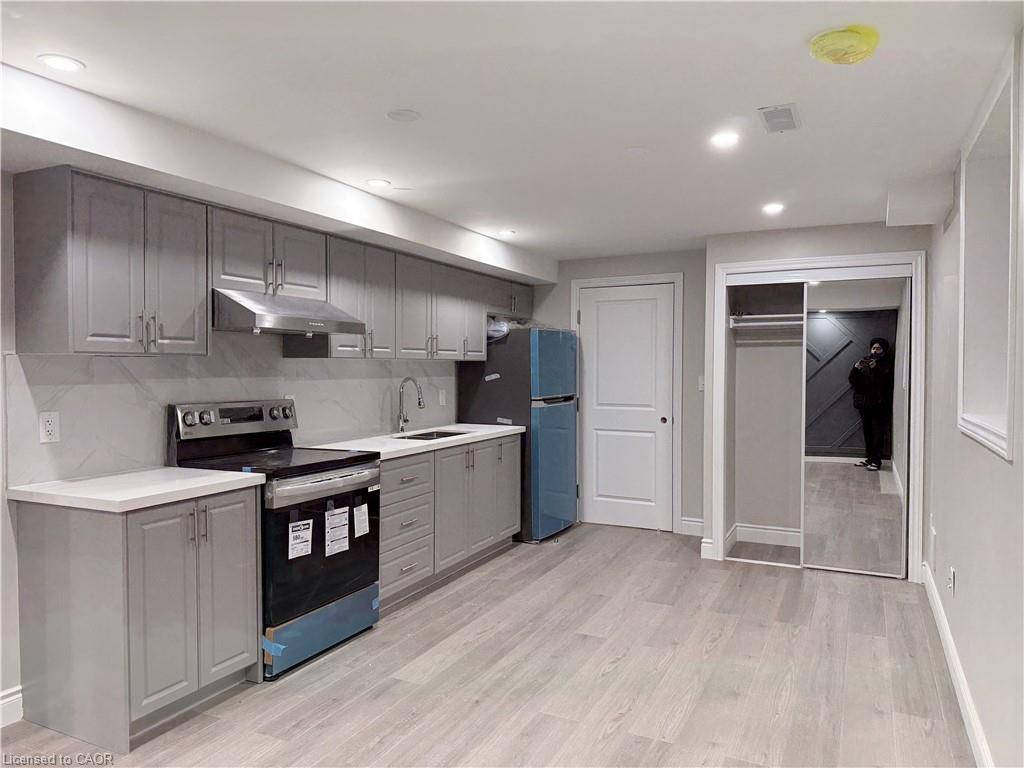 728 Robert Ferrie Drive, Kitchener, ON - Indoor Photo Showing Kitchen