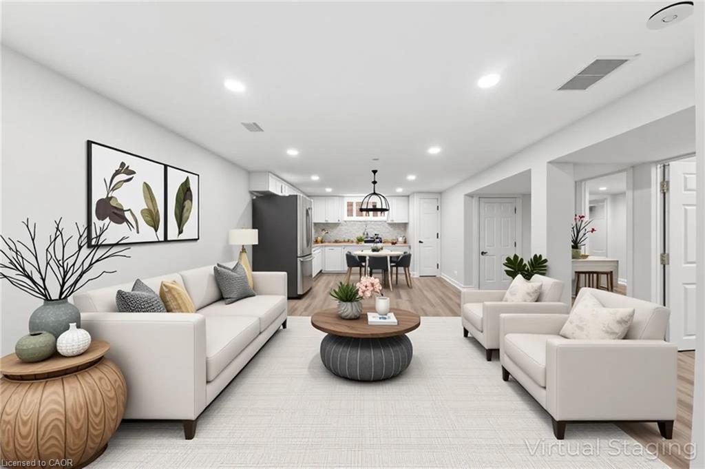 B-25 Castlefield Drive, Hamilton, ON - Indoor Photo Showing Living Room