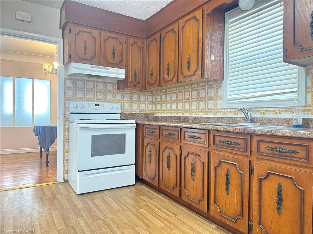 349 Whitney Avenue, Hamilton, ON - Indoor Photo Showing Kitchen