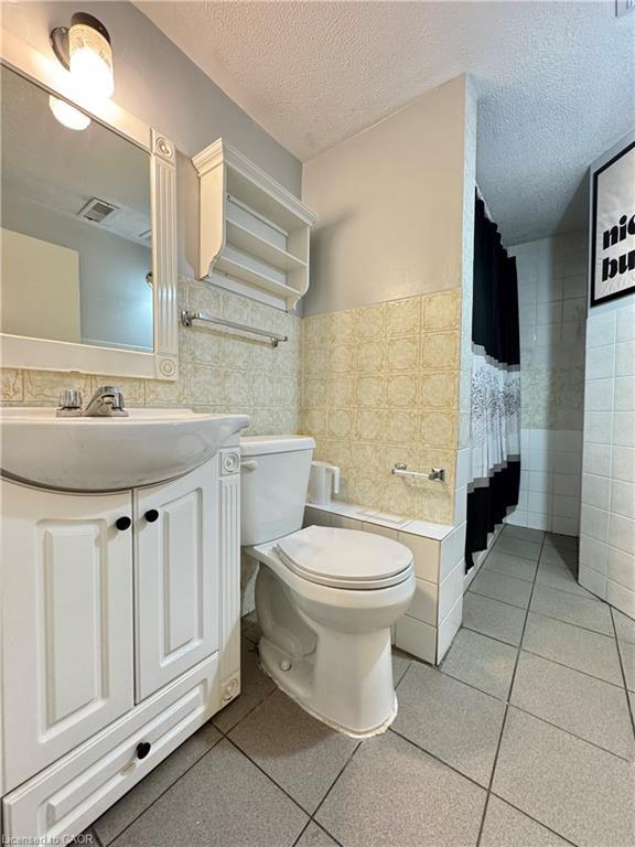 349 Whitney Avenue, Hamilton, ON - Indoor Photo Showing Bathroom