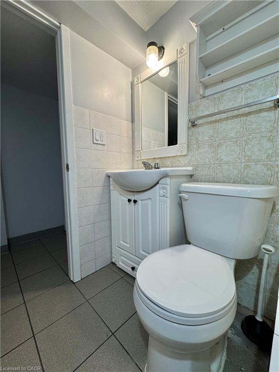 349 Whitney Avenue, Hamilton, ON - Indoor Photo Showing Bathroom