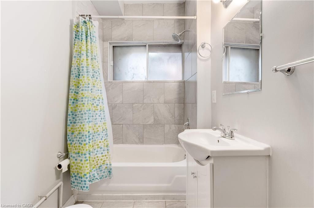 13-477 King Street E, Hamilton, ON - Indoor Photo Showing Bathroom