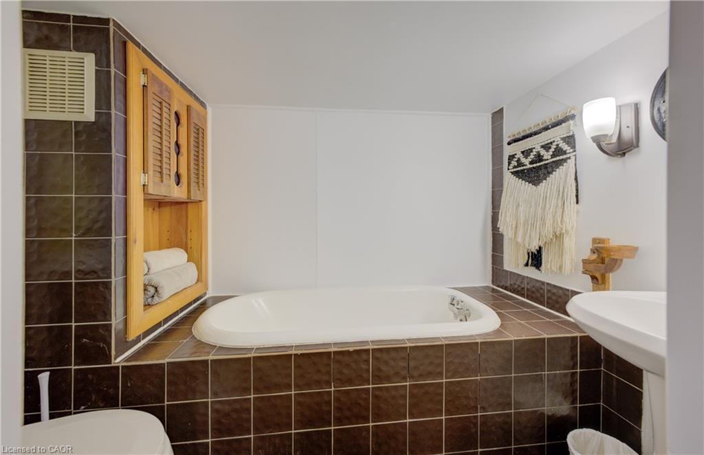 350 Victoria Street S, Kitchener, ON - Indoor Photo Showing Bathroom