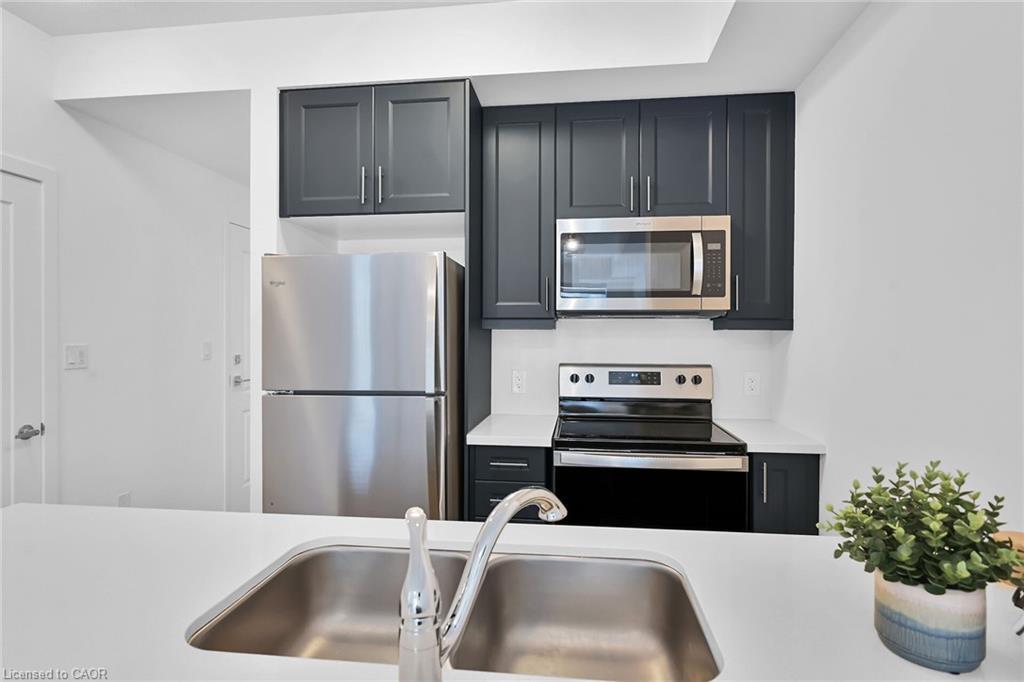 801-470 Dundas Street E, Waterdown, ON - Indoor Photo Showing Kitchen With Double Sink With Upgraded Kitchen