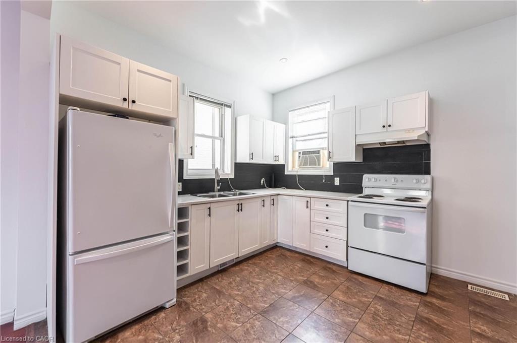 1-265 Main Street W, Hamilton, ON - Indoor Photo Showing Kitchen With Double Sink