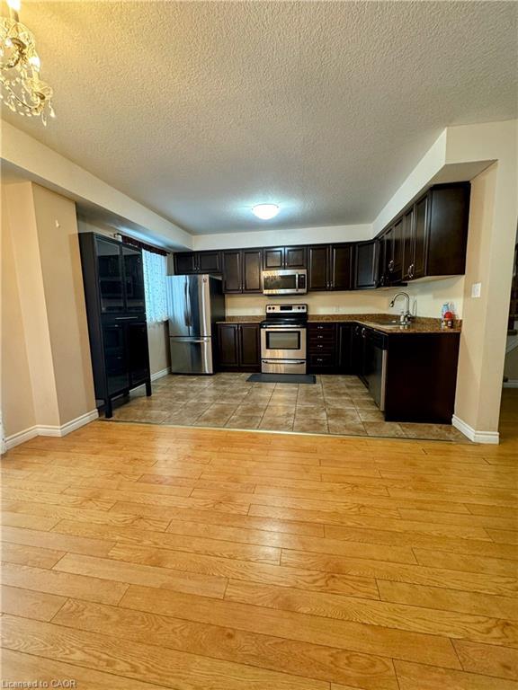 9-55 Mooregate Crescent, Kitchener, ON - Indoor Photo Showing Kitchen