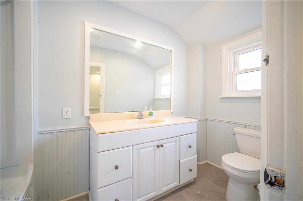 10 Monroe Street, Cambridge, ON - Indoor Photo Showing Bathroom