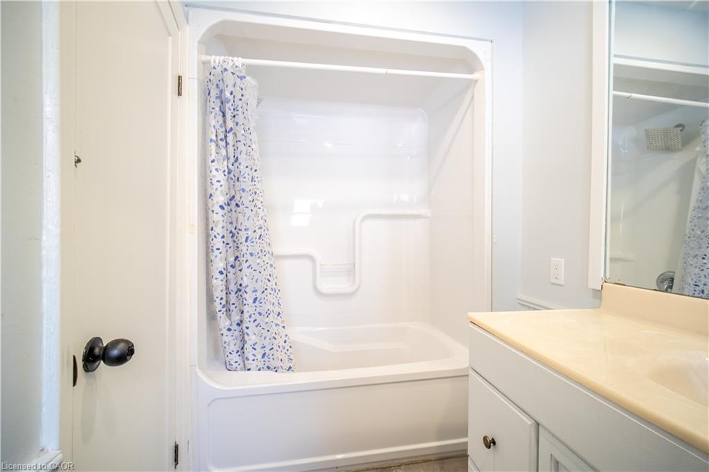 10 Monroe Street, Cambridge, ON - Indoor Photo Showing Bathroom