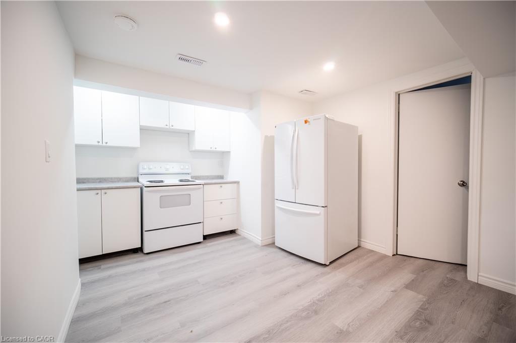10 Monroe Street, Cambridge, ON - Indoor Photo Showing Kitchen