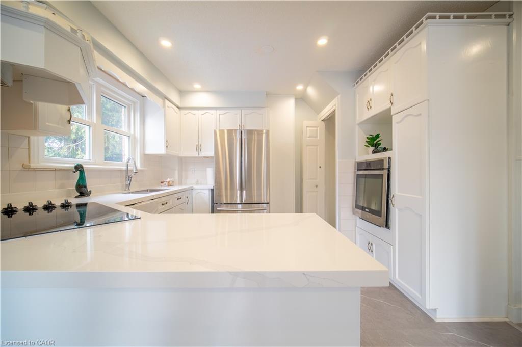 10 Monroe Street, Cambridge, ON - Indoor Photo Showing Kitchen With Upgraded Kitchen