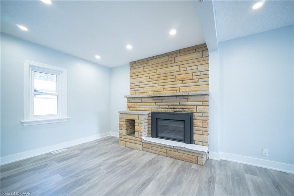 10 Monroe Street, Cambridge, ON - Indoor Photo Showing Living Room With Fireplace