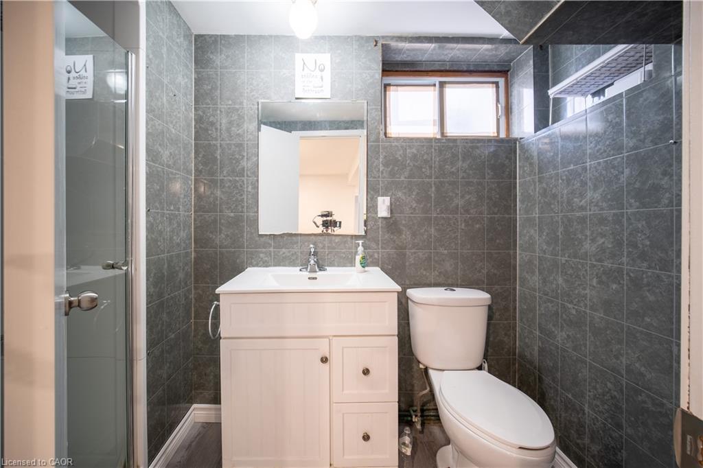 10 Monroe Street, Cambridge, ON - Indoor Photo Showing Bathroom