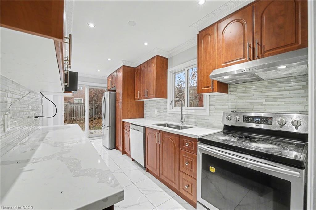 993 Lucerne Crescent, Mississauga, ON - Indoor Photo Showing Kitchen With Double Sink