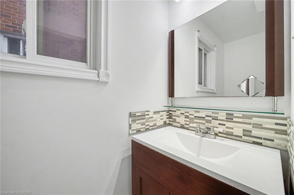 993 Lucerne Crescent, Mississauga, ON - Indoor Photo Showing Bathroom