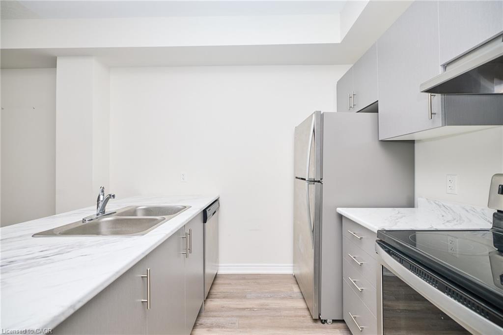 7-5016 Serena Drive, Beamsville, ON - Indoor Photo Showing Kitchen With Double Sink