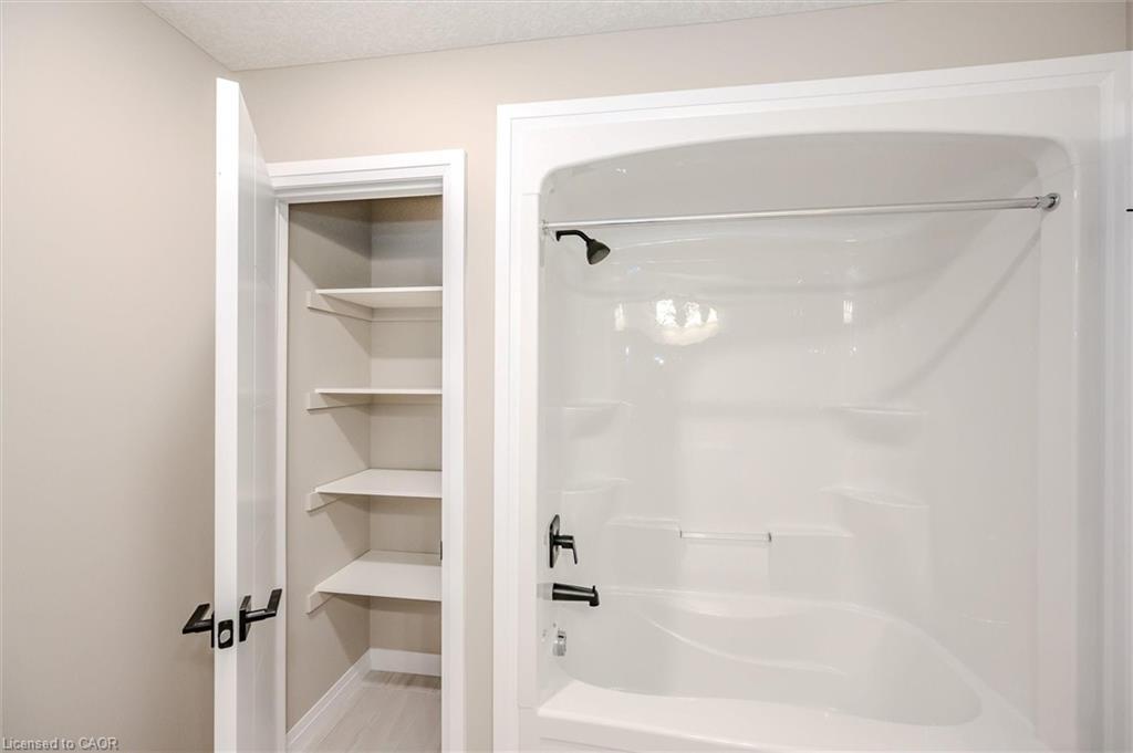 423 Woolwich Street, Waterloo, ON - Indoor Photo Showing Bathroom