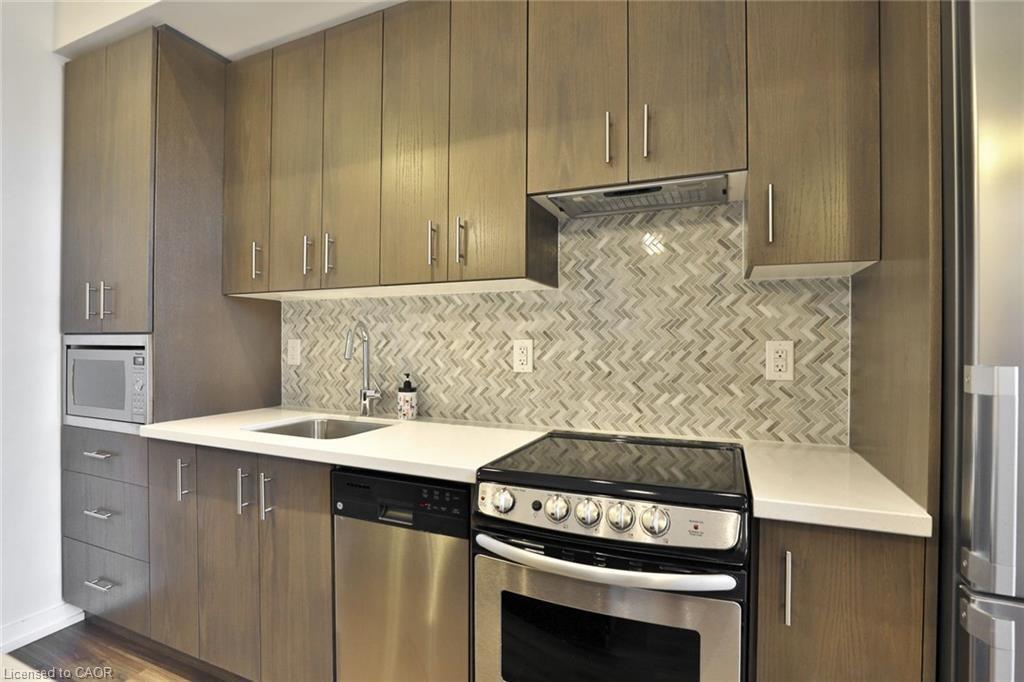 105-457 Plains Road E, Burlington, ON - Indoor Photo Showing Kitchen With Upgraded Kitchen
