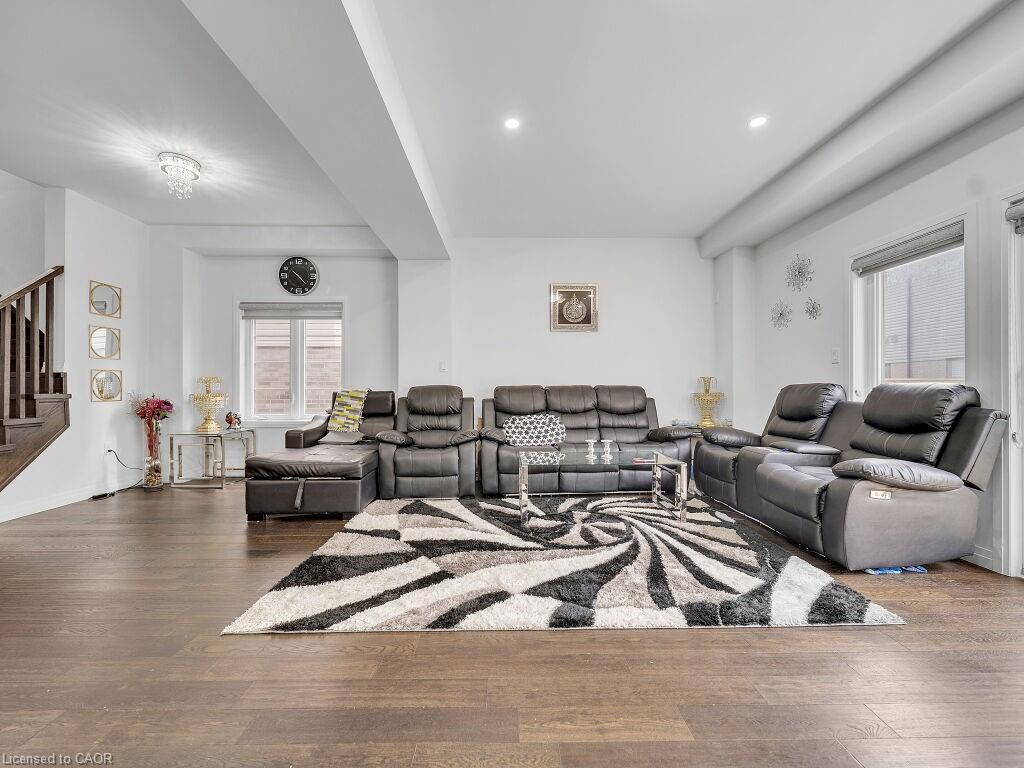 30 Times Square Boulevard, Hamilton, ON - Indoor Photo Showing Living Room