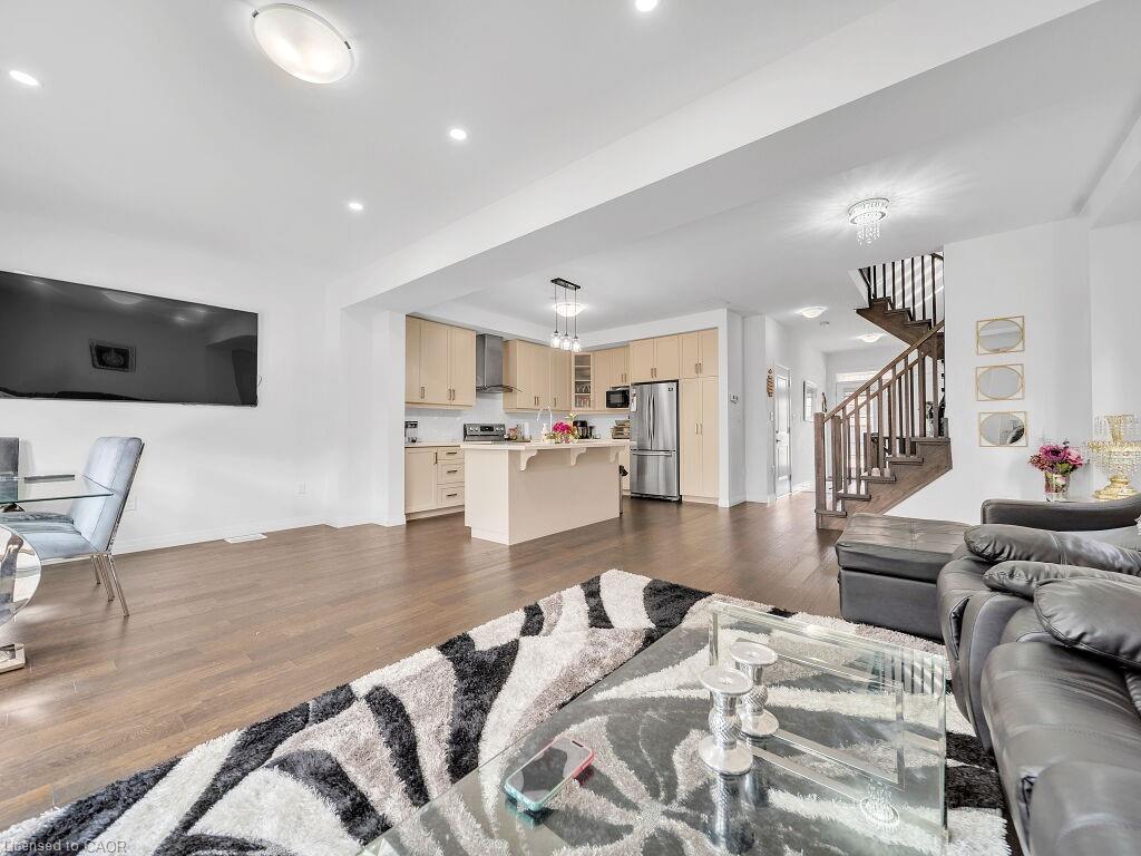 30 Times Square Boulevard, Hamilton, ON - Indoor Photo Showing Living Room