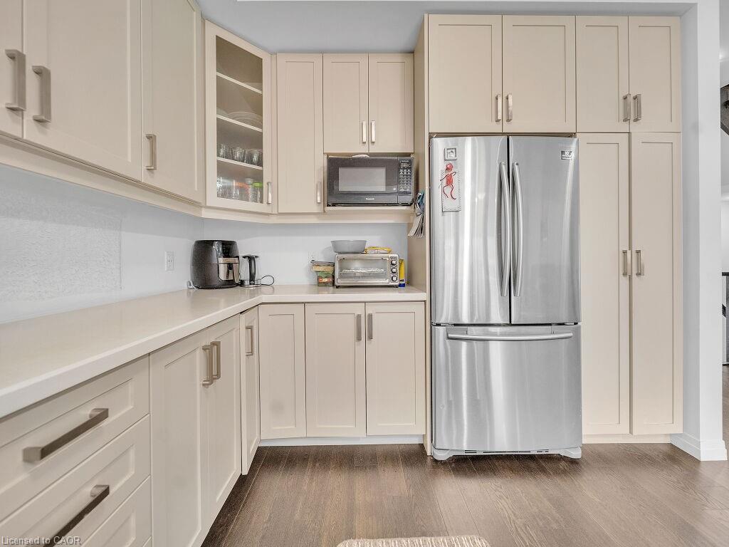 30 Times Square Boulevard, Hamilton, ON - Indoor Photo Showing Kitchen