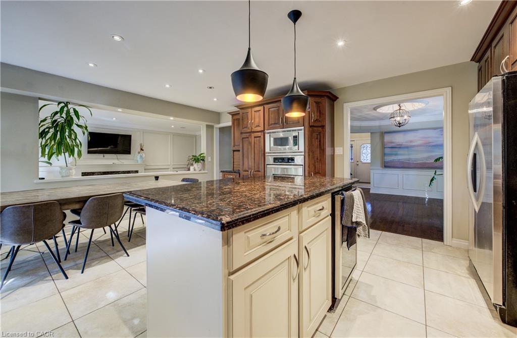 600 Highvalley Road, Ancaster, ON - Indoor Photo Showing Kitchen With Upgraded Kitchen