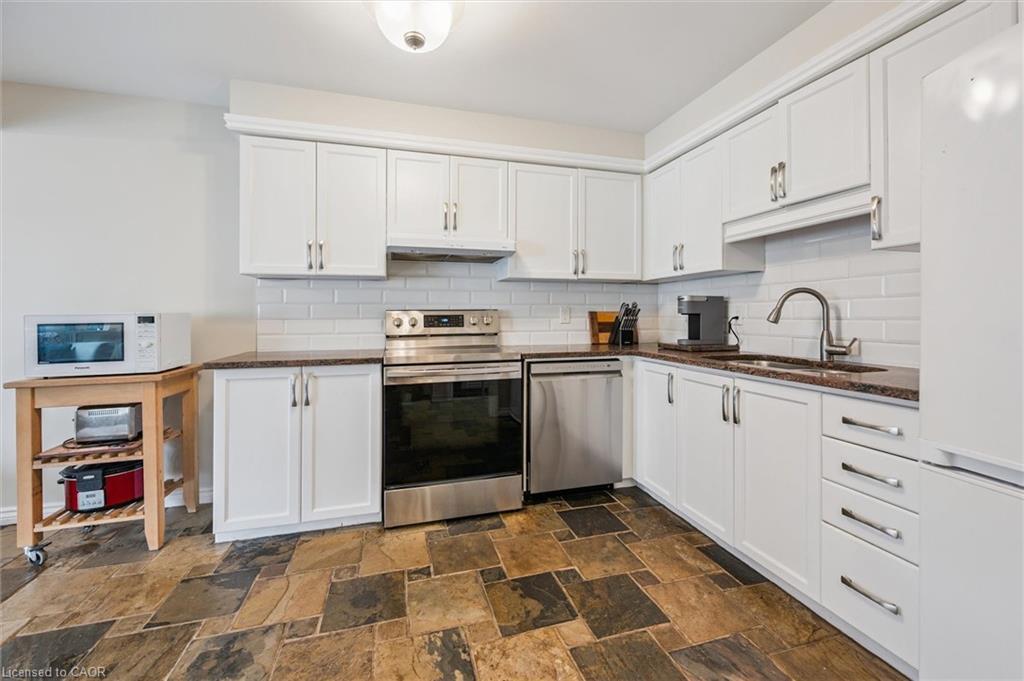 747 Fairway Court, Kitchener, ON - Indoor Photo Showing Kitchen