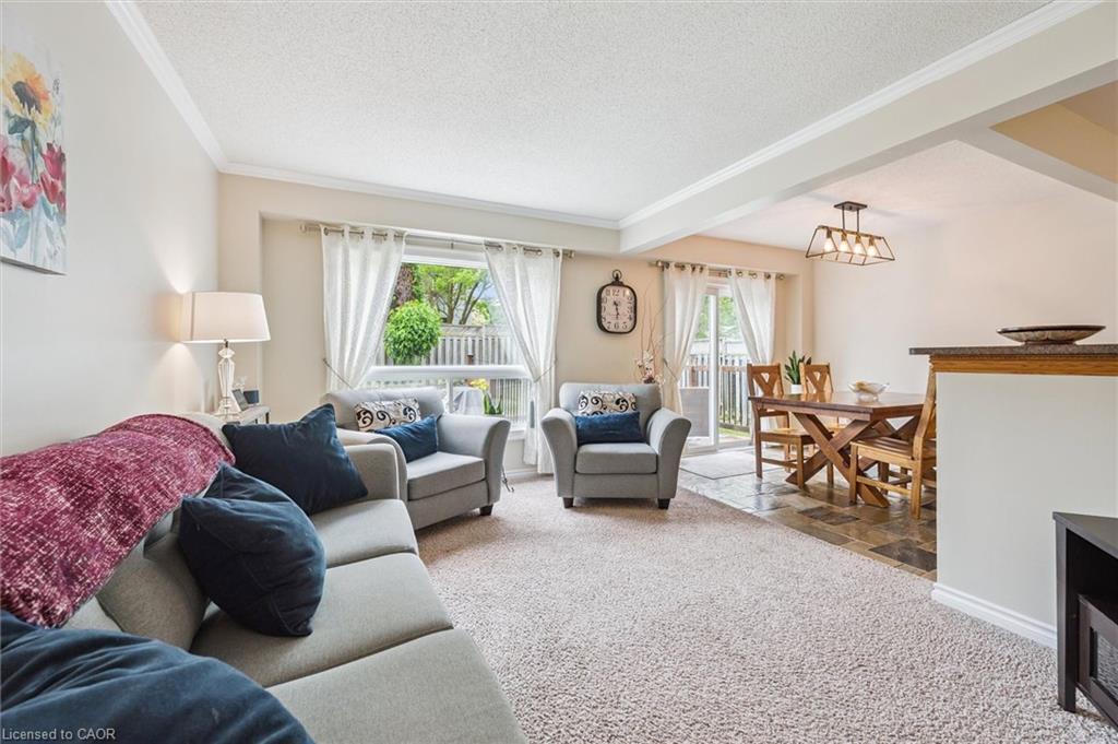 747 Fairway Court, Kitchener, ON - Indoor Photo Showing Living Room