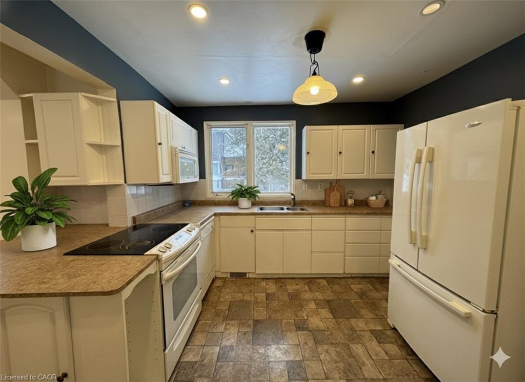 272 Main Street, Cambridge, ON - Indoor Photo Showing Kitchen With Double Sink