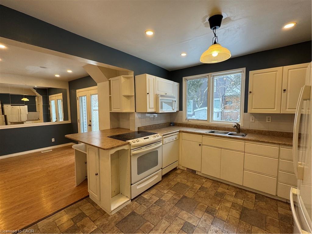 272 Main Street, Cambridge, ON - Indoor Photo Showing Kitchen With Double Sink