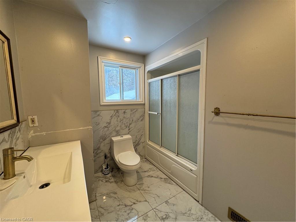 272 Main Street, Cambridge, ON - Indoor Photo Showing Bathroom