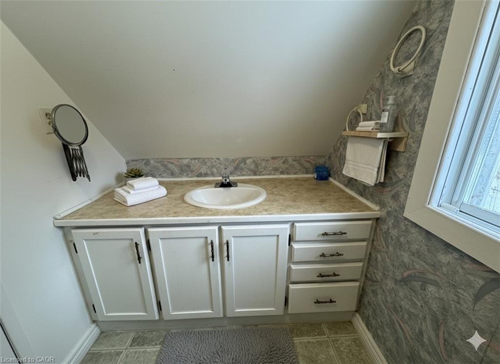 272 Main Street, Cambridge, ON - Indoor Photo Showing Bathroom