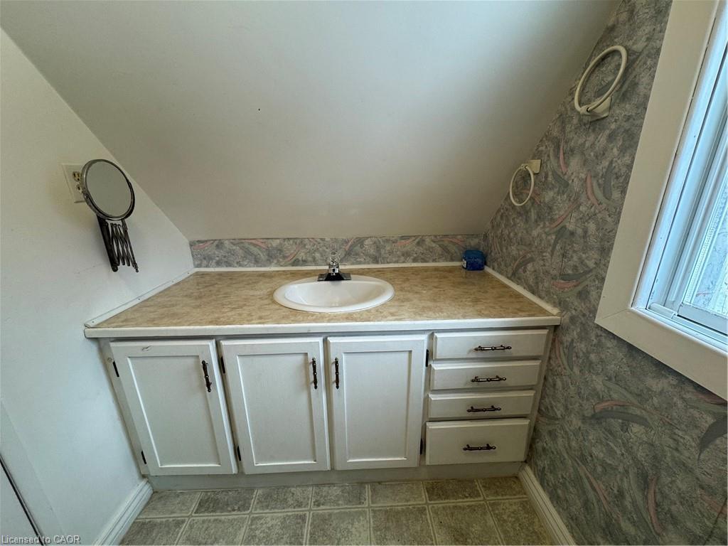 272 Main Street, Cambridge, ON - Indoor Photo Showing Bathroom