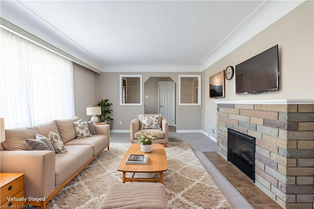 173 West 23Rd Street, Hamilton, ON - Indoor Photo Showing Living Room With Fireplace