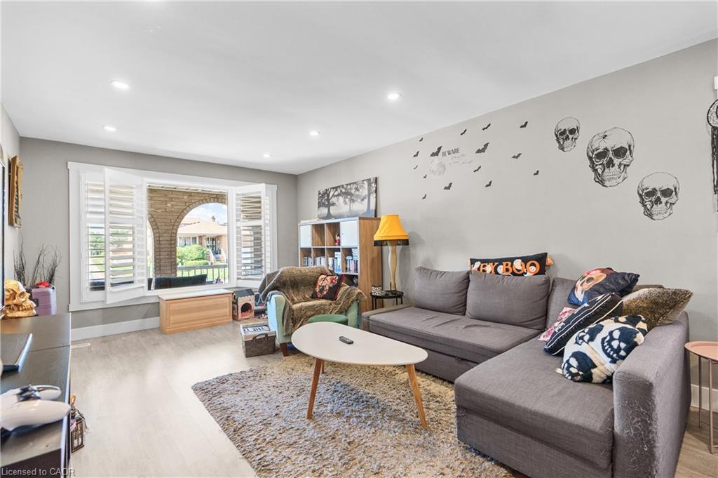96 Summerlea Drive, Hamilton, ON - Indoor Photo Showing Living Room
