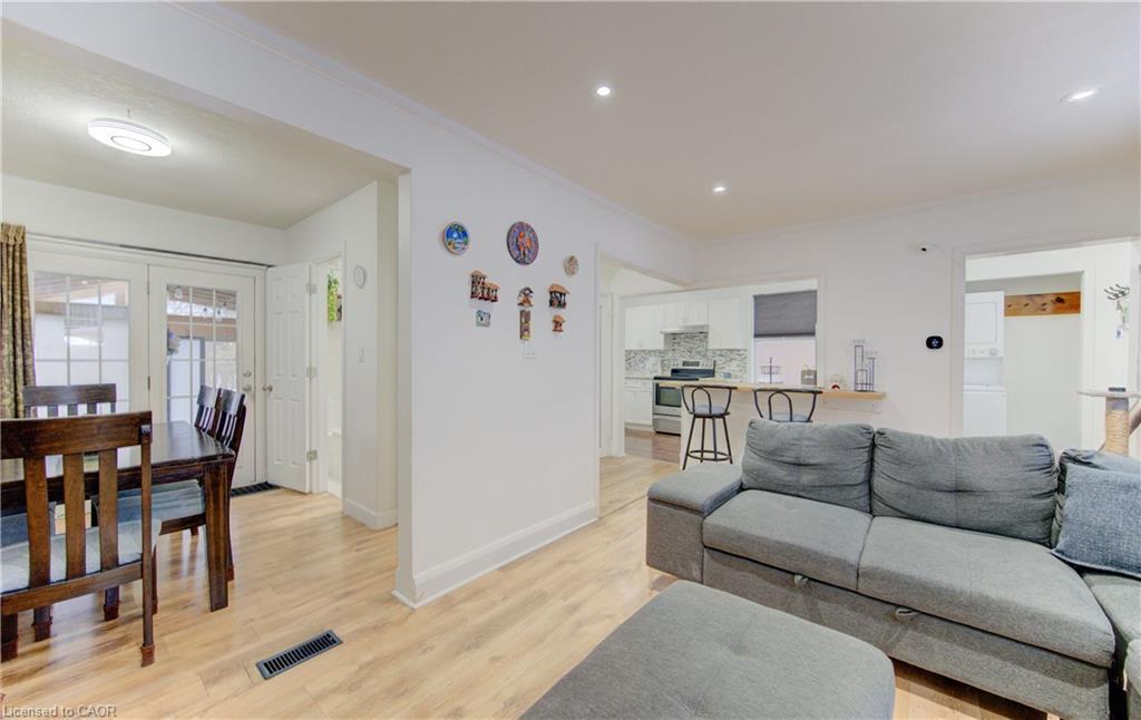 569 Stirling Avenue S, Kitchener, ON - Indoor Photo Showing Living Room
