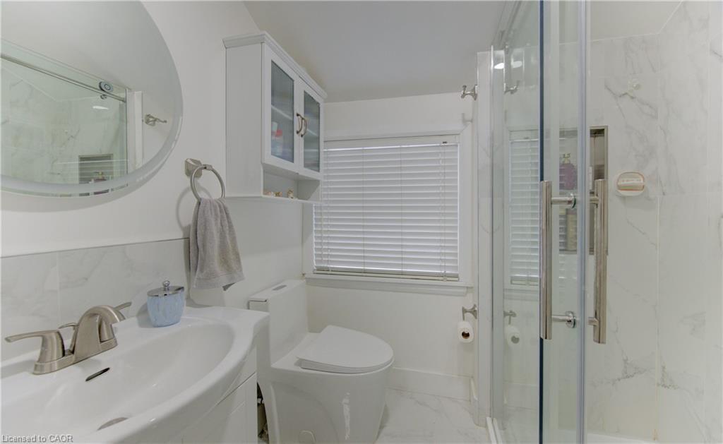 569 Stirling Avenue S, Kitchener, ON - Indoor Photo Showing Bathroom
