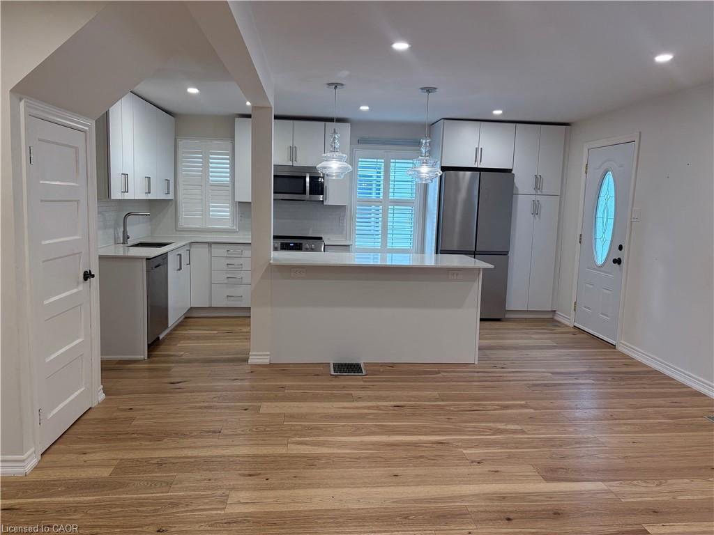 128 Wilkes Street, Brantford, ON - Indoor Photo Showing Kitchen With Upgraded Kitchen