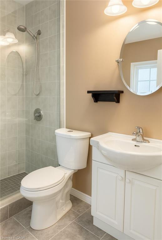 128 Wilkes Street, Brantford, ON - Indoor Photo Showing Bathroom