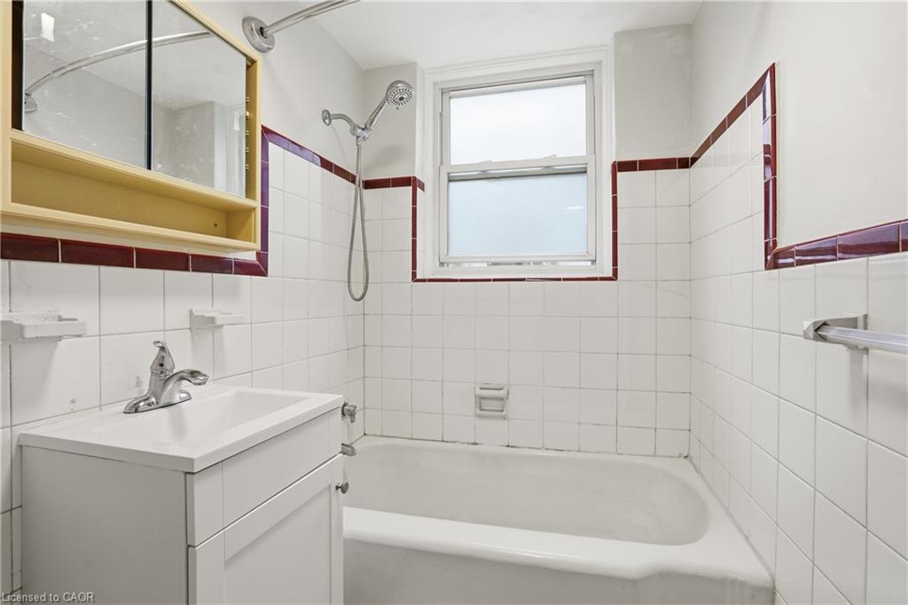 9-4 Robinson Street, Hamilton, ON - Indoor Photo Showing Bathroom