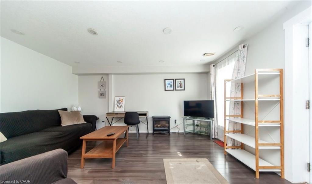 13 Robins Avenue, Hamilton, ON - Indoor Photo Showing Living Room