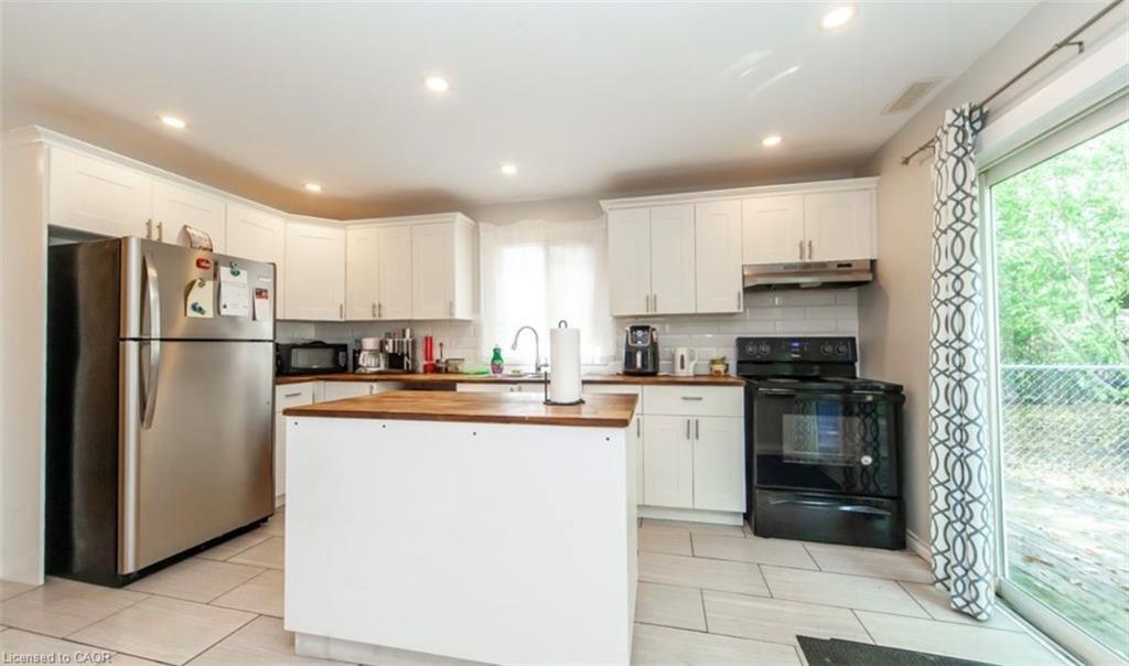 13 Robins Avenue, Hamilton, ON - Indoor Photo Showing Kitchen