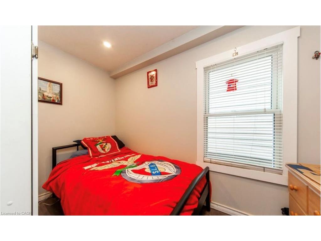 13 Robins Avenue, Hamilton, ON - Indoor Photo Showing Bedroom