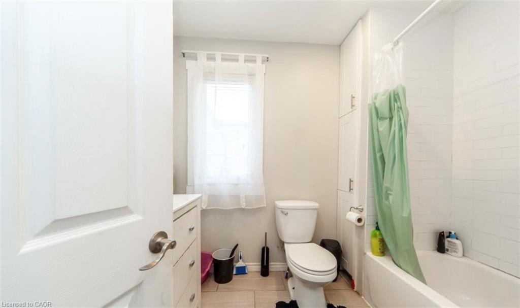13 Robins Avenue, Hamilton, ON - Indoor Photo Showing Bathroom